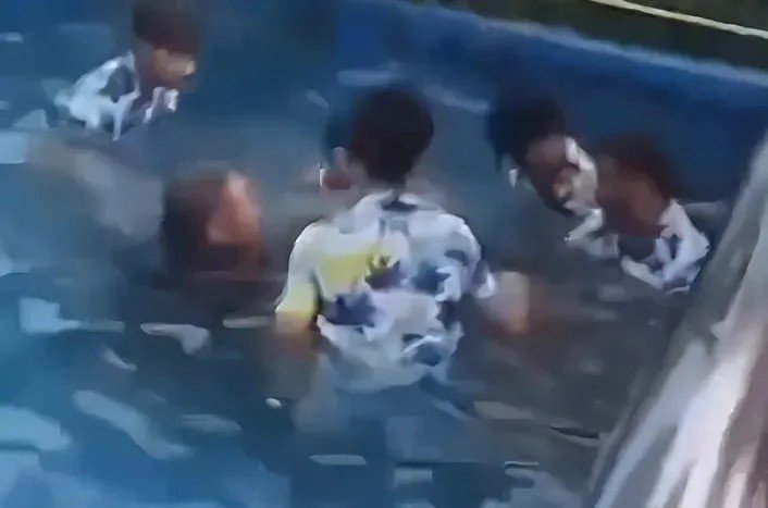Trung Quốc: Người đàn ông tử vong do bị hút vào cống thoát nước ở bể bơi - 1