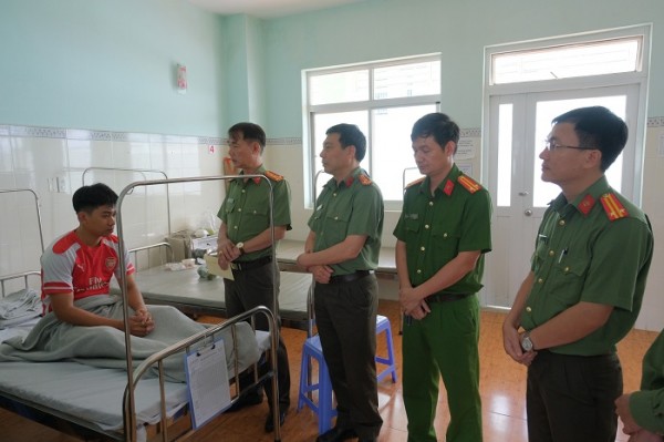 Lãnh đạo Công an tỉnh Lâm Đồng tới thăm hỏi, động viên Trung úy&nbsp;Nguyễn Minh Tuấn.
