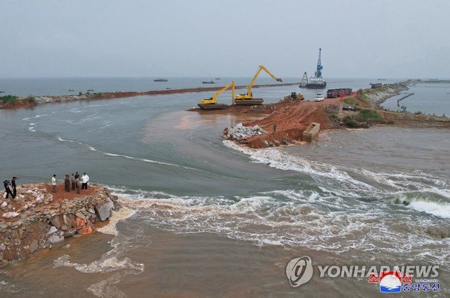 Ông Kim Jong-un thị sát vùng lũ lụt, chỉ trích các quan chức cấp cao 'vô trách nhiệm' - 1