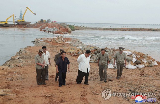Ông Kim Jong-un thị sát vùng lũ lụt, chỉ trích các quan chức cấp cao 'vô trách nhiệm' - 2