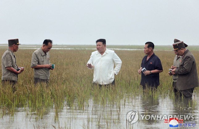 Ông Kim Jong-un thị sát vùng lũ lụt, chỉ trích các quan chức cấp cao 'vô trách nhiệm' - 5