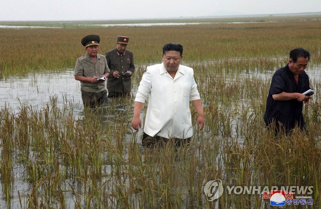 Ông Kim Jong-un thị sát vùng lũ lụt, chỉ trích các quan chức cấp cao 'vô trách nhiệm' - 6