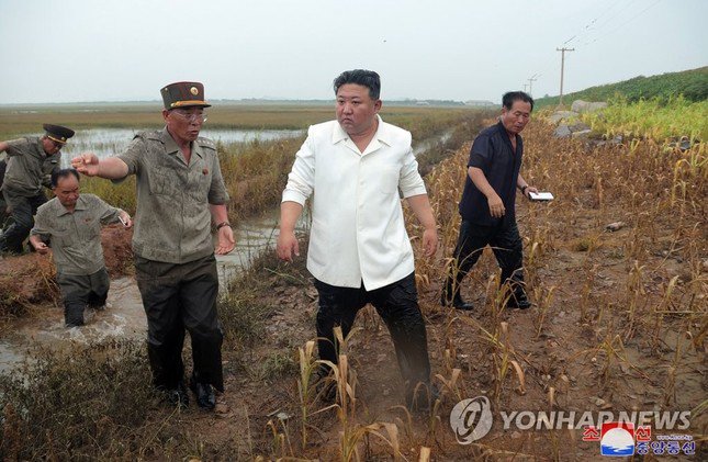 Ông Kim Jong-un thị sát vùng lũ lụt, chỉ trích các quan chức cấp cao 'vô trách nhiệm' - 4