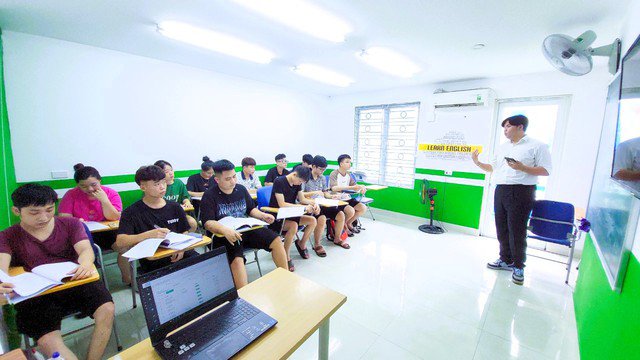 Nam sinh Nguyễn Phạm Hùng Khánh trong một tiết giảng dạy tại trung tâm ngoại ngữ gần nhà