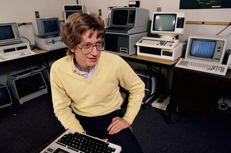 Bill Gates rời bỏ Đại học Harvard để sáng lập Microsoft.