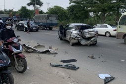 Tin tức trong ngày - Clip: Bị xe tải tông văng, ô tô gặp nạn kinh hoàng, thân xe biến dạng