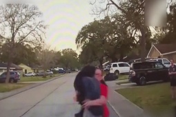 Phi thường - kỳ quặc - Video: Phát hiện kẻ biến thái nhìn trộm con gái, mẹ có hành động quyết đoán không ngờ