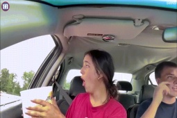 Bạn trẻ - Cuộc sống - Cô gái có phản ứng hài hước khi cho đà điểu và bò rừng ăn