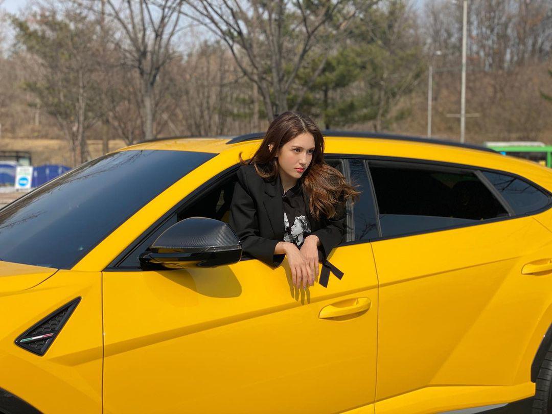 Jeon Somi từng “gây sốt” MXH khi lái siêu xe Lamborghini vào năm 2020.&nbsp;
