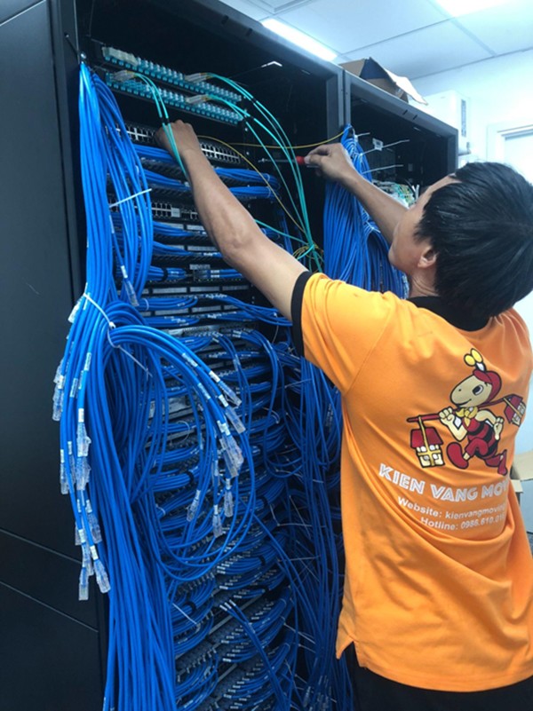 Tháo và lắp đặt lại hệ thống server cho ngân hàng OCB