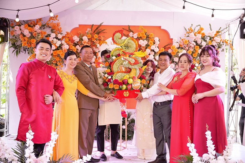 Lễ ăn hỏi của cặp đôi bên nhà gái