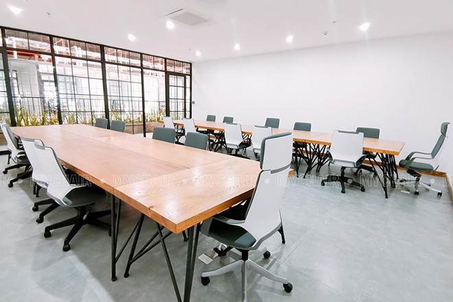 Phòng làm việc hiện đại trang bị bàn ghế nhập khẩu
