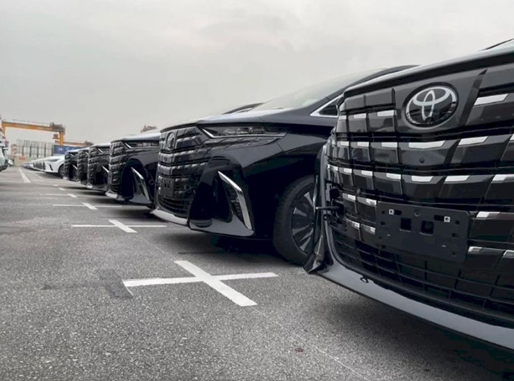 Toyota Alphard 2024 xuất hiện tại cảng Hải Phòng. Ảnh: Bích Nguyễn