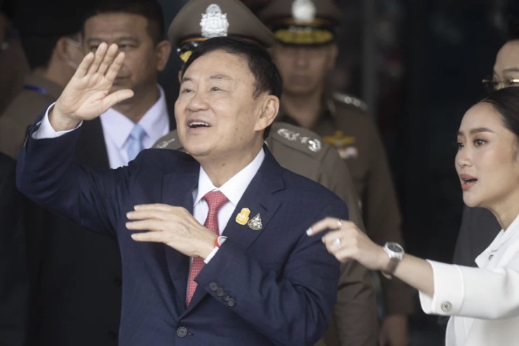 Cựu Thủ tướng Thái Lan Thaksin Shinawatra, 74 tuổi, trở về Thái Lan sau 15 năm sống lưu vong.