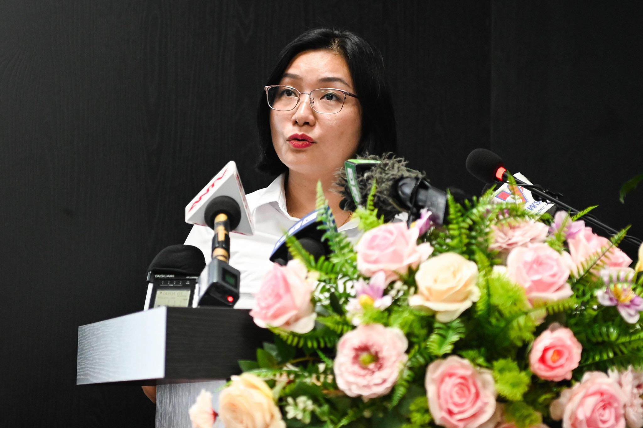Bà Lâm Thị Mai Anh – Giám đốc Công ty đấu giá hợp danh Việt Nam thông tin với báo chí