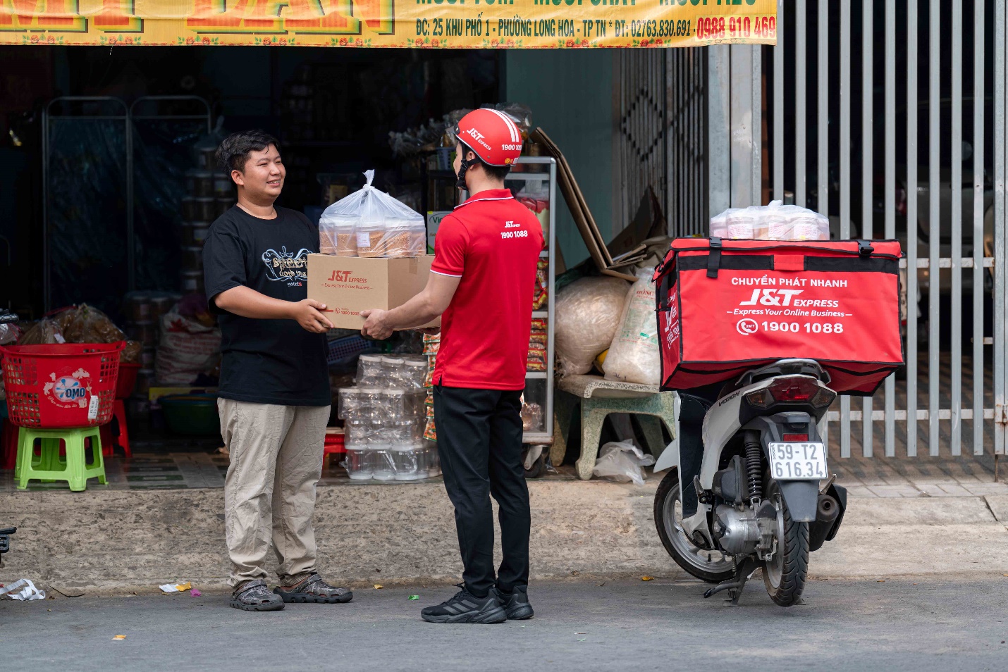 Chủ kinh doanh có thể tận dụng tiệm tạp hóa, quán nước, siêu thị mini để đăng ký điểm thu gom của J&amp;T Expess