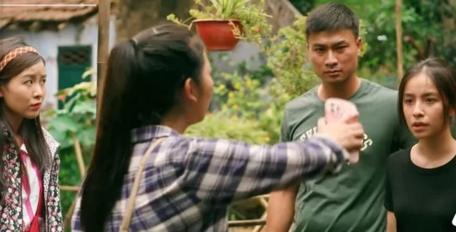 &#34;Hạt sạn&#34; trong phim Việt giờ vàng: Nhà nghèo đi vay tiền nhưng dùng điện thoại đời mới nhất - 1