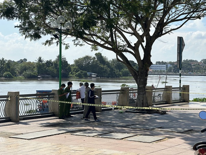 Phát hiện thi thể nam thanh niên mất tích 2 ngày trôi trên sông Sài Gòn - 1