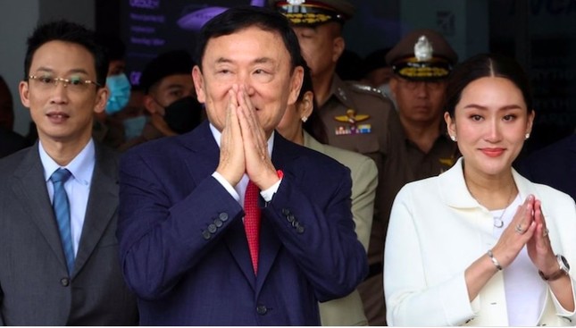 Hình ảnh ông Thaksin khi trở về sân bay Bangkok ngày 22/8. (Ảnh: Reuters)