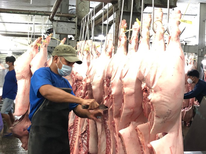 Tiêu thụ thịt heo tại TP HCM hiện chủ yếu thông qua các chợ đầu mối. Ảnh: THANH NHÂN