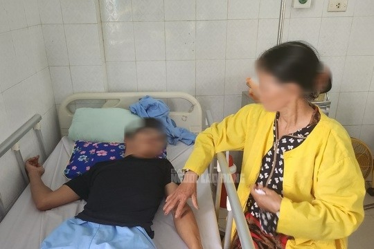 Mẹ nam thanh niên bị đánh dã man vào đầu, mặt trên quốc lộ: Sao chúng ác thế - 1