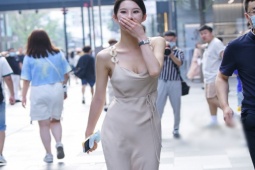 Thời trang - Cô gái xinh đẹp mặc váy lụa đi trên phố khoe dáng tuyệt đẹp nhưng "mất điểm" khi nhìn gần