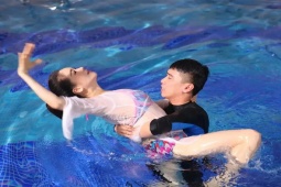 Thời trang - Nữ diễn viên Trung Quốc gây chú ý khi mặc đồ bơi "cao tay" tránh sự cố trên show tạp kỹ