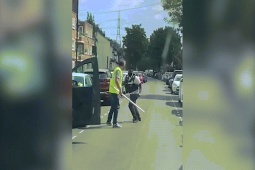 Thế giới - Video: Cảnh sát Anh và người vi phạm giao thông "tỉ thí" giữa đường