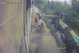 Xe máy - Xe đạp - Clip: Quá "ôm đồm", hai cô gái nhận cái kết cực "đắng"