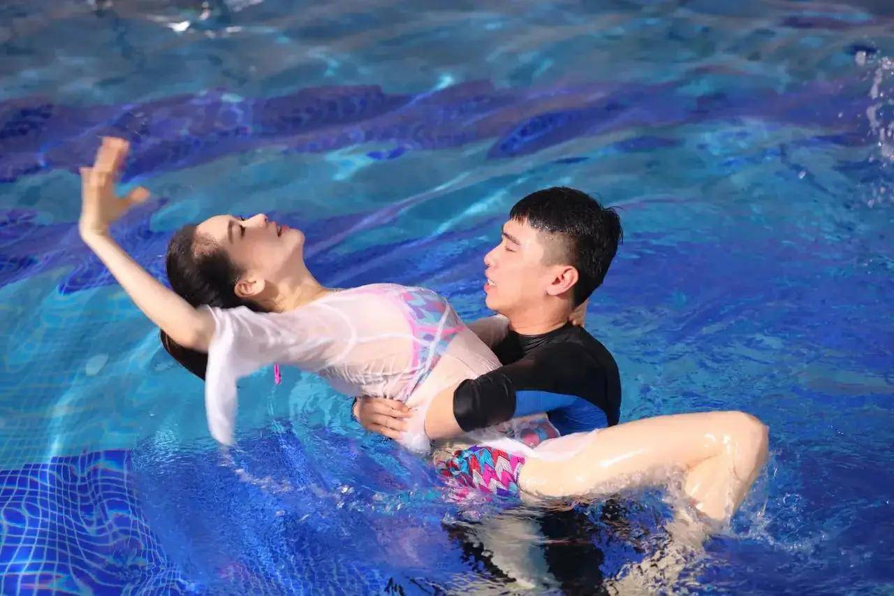 Nữ diễn viên Trung Quốc gây chú ý khi mặc đồ bơi &#34;cao tay&#34; tránh sự cố trên show tạp kỹ - 5