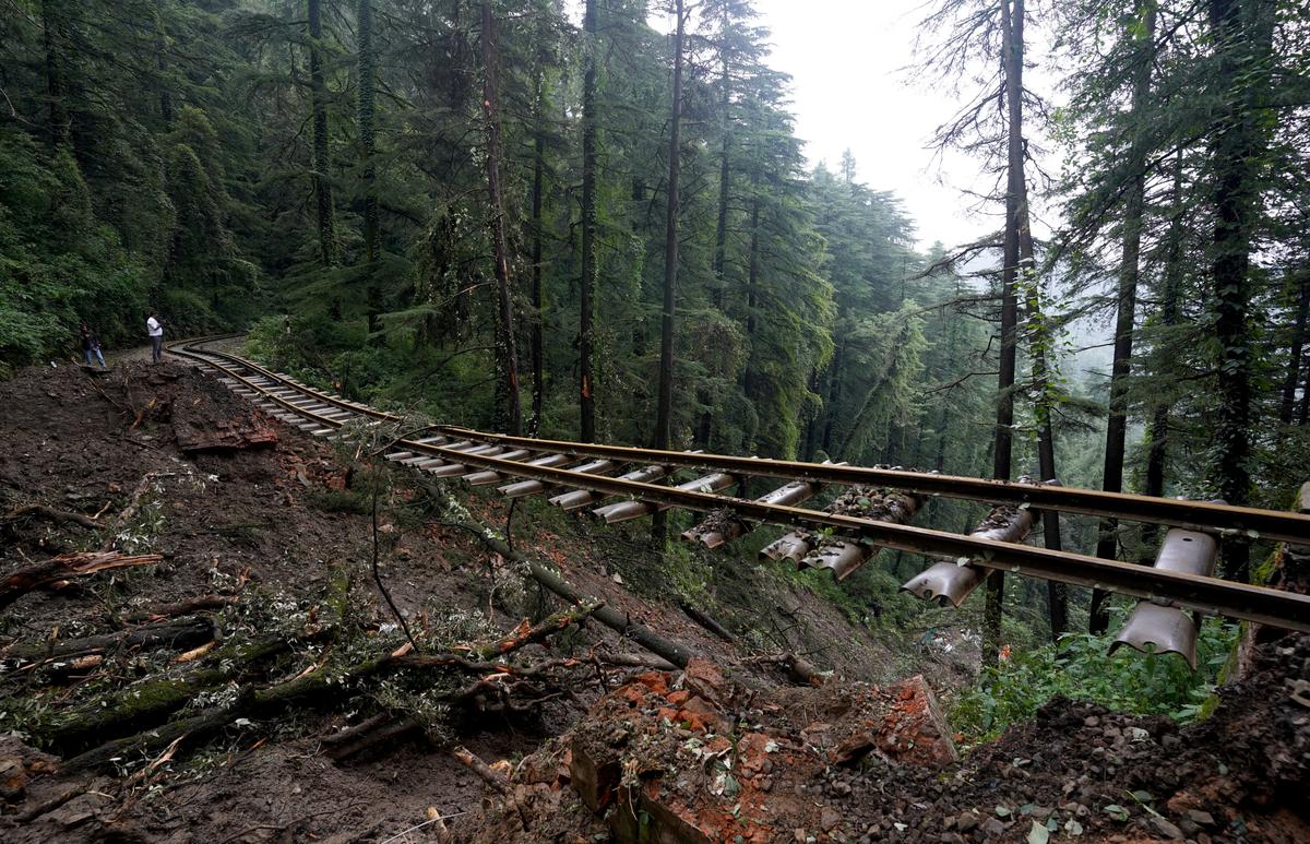 Tuyến đường sắt Kalka-Shimla bị thiệt hại do mưa lũ.