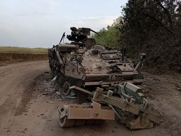 Một xe phá mìn M1132 bị phá hủy trong giao tranh ở Ukraine.