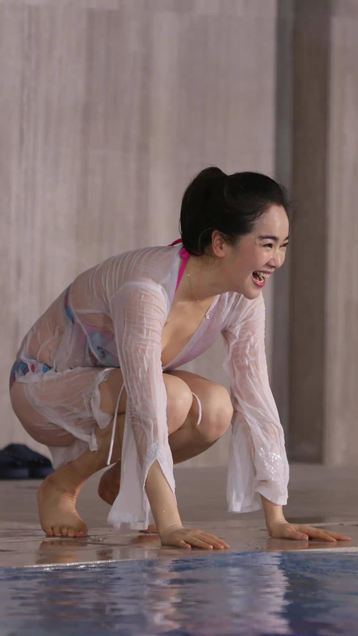 Nữ diễn viên Trung Quốc gây chú ý khi mặc đồ bơi &#34;cao tay&#34; tránh sự cố trên show tạp kỹ - 3