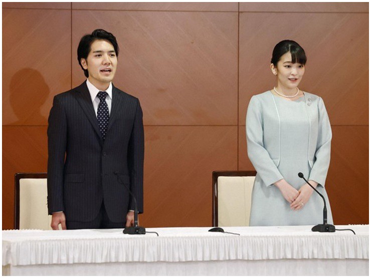 Vợ chồng cựu Công chúa Mako trong cuộc họp báo.