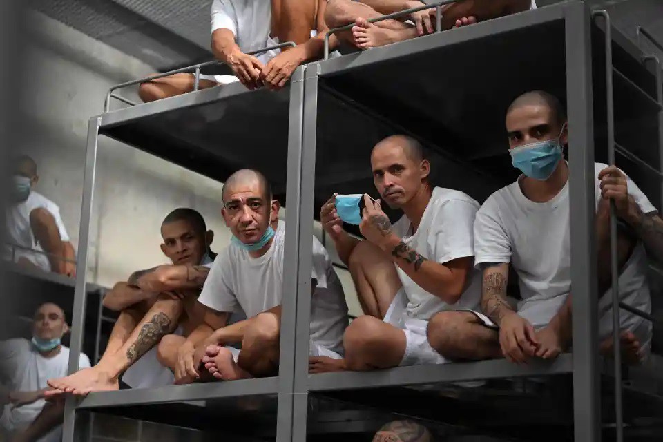 Điều diễn ra trong “siêu nhà tù” lớn nhất El Salvador sau 6 tháng vận hành? - 2