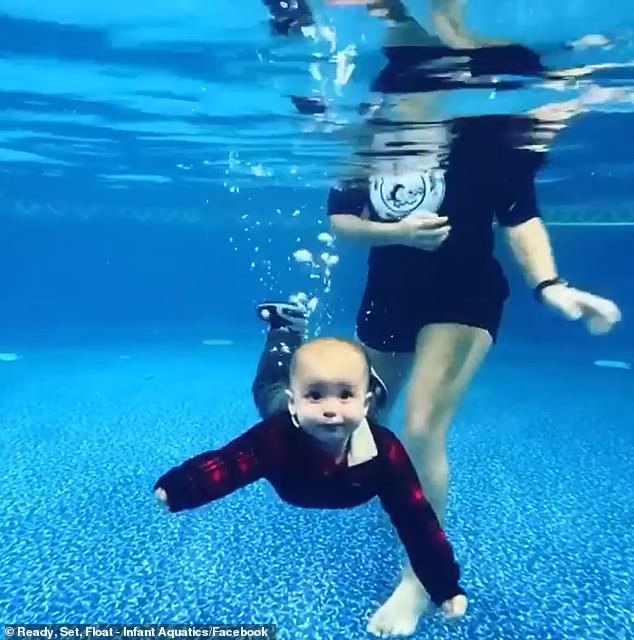Cậu bé 10 tháng tuổi bị rơi xuống nước nhưng biết chính xác phải làm gì.