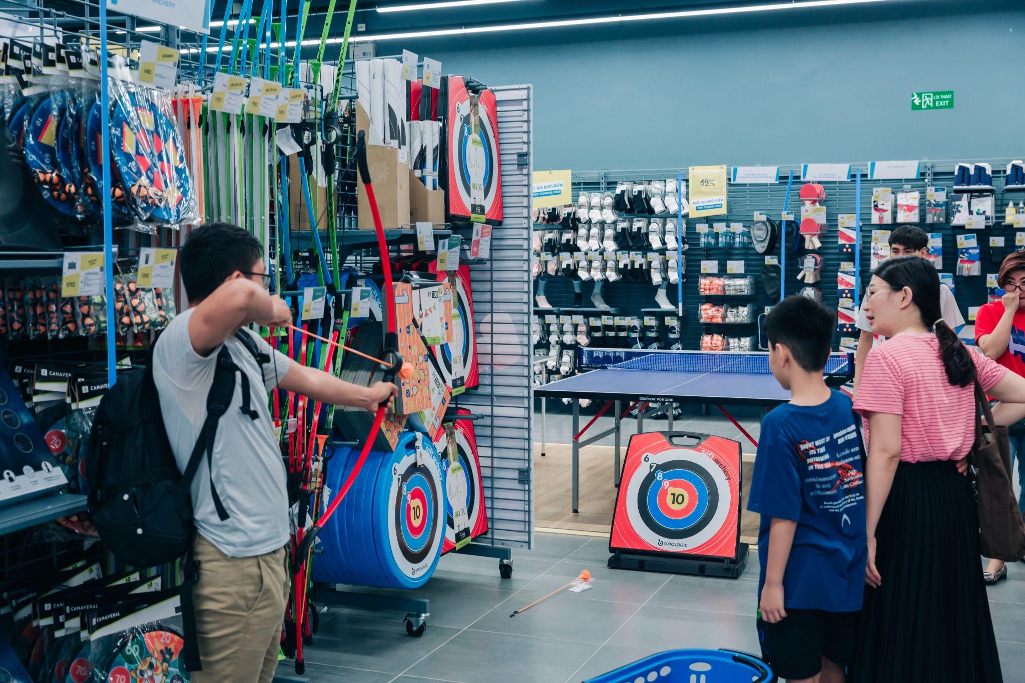 Khách hàng trải nghiệm sản phẩm tại cửa hàng Decathlon