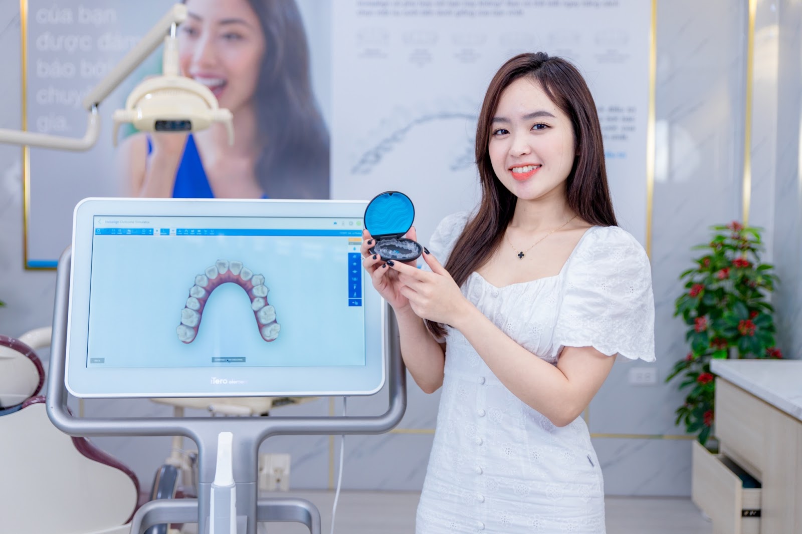 Invisalign sử dụng khay trong suốt được làm từ vật liệu độc quyền SmartTrack để bao bọc toàn bộ hàm răng (Ảnh: NVCC)