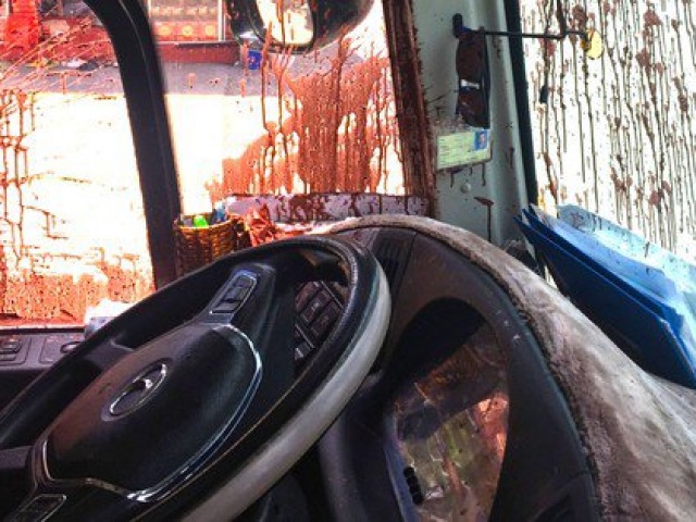 Pháp luật - Điều tra vụ xe chở du khách lên Đà Lạt bị ném mắm tôm