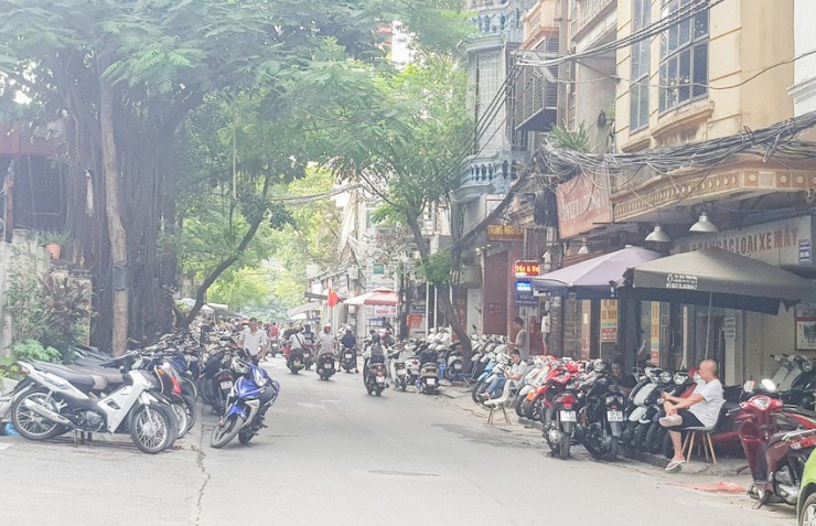 Khu chợ mua bán xe trên phố Chùa Hà trở nên vắng vẻ. Ảnh PHI HÙNG