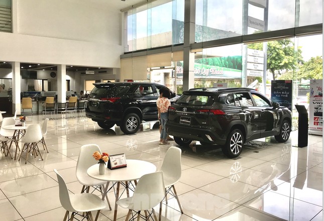 Lượng khách hàng đến xem xe ít ỏi tại một đại lý Toyota.