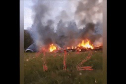 Video: Khoảnh khắc máy bay chở ”trùm Wagner” rơi, bốc cháy