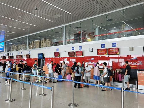Hiện tại, giá vé máy bay trên nhiều đường bay từ TP HCM, Hà Nội tới các điểm du lịch trong nước vẫn còn nhiều Ảnh: BÌNH AN