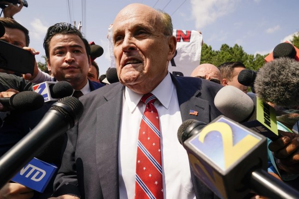 Rudy Giuliani tự giao nộp bản thân tại nhà tù ở Atlanta. Ảnh AP.&nbsp;