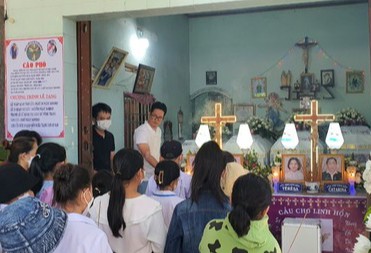Người thân, chính quyền xã Cam An Nam đã hỗ trợ tổ chức lễ tang cho 4 mẹ con