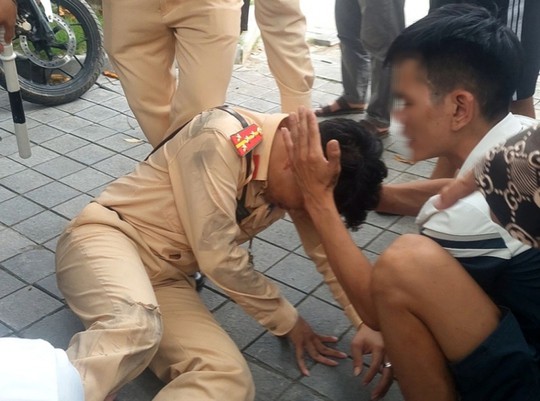 Đại úy Đào Văn Thuân bị "quái xế" tông trúng người khi đang làm nhiệm vụ