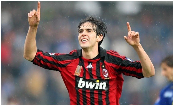 Kaká giành Quả bóng vàng năm 2007. Năm 2012, anh là VĐV đầu tiên đạt mốc 10 triệu người theo dõi trên Twitter.
