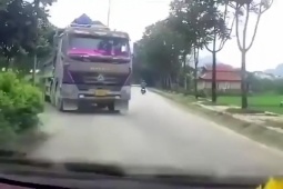 Ô tô - Clip: Hú hồn "xe hổ vồ" xuất hiện bất thình lình đối đầu nhau