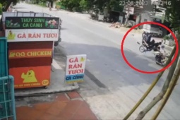 Tin tức trong ngày - Clip: Phóng như bay gặp nạn bất ngờ, xe máy chở 2 người lộn santo trên không