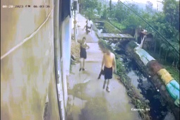 Phi thường - kỳ quặc - Chở hàng cồng kềnh gây vướng tay lái, hai cô gái rơi vào hoàn cảnh "dở khóc dở cười"